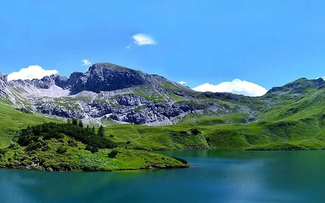 Vista panorâmica do lago nas montanhas em dia ensolarado