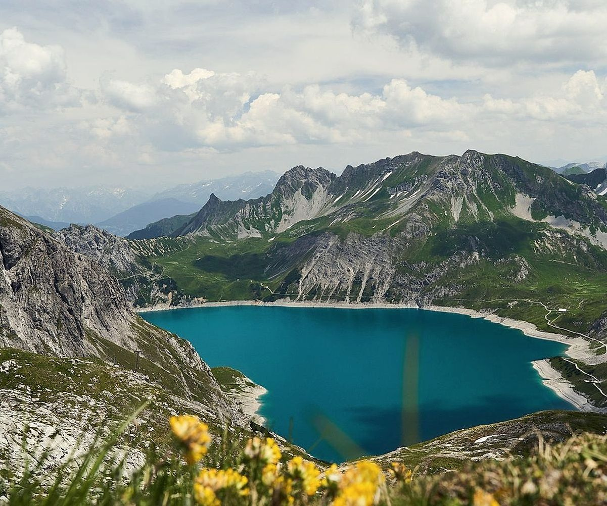 Vista do lago de montanha com picos ao fundo