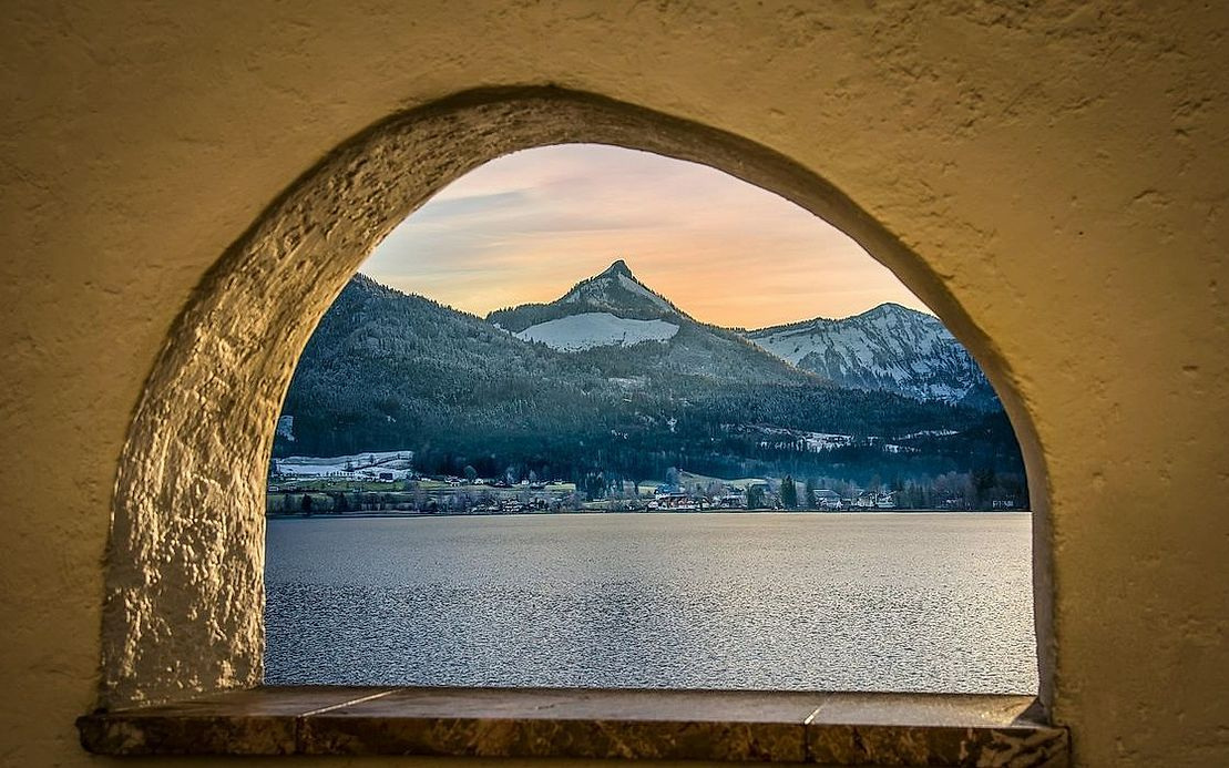 Truta fresca saída do lago das montanhas, em prato rústico